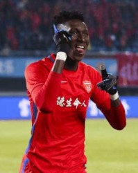真人百家乐- 法兰克福球迷抗议俱乐部转会操作  