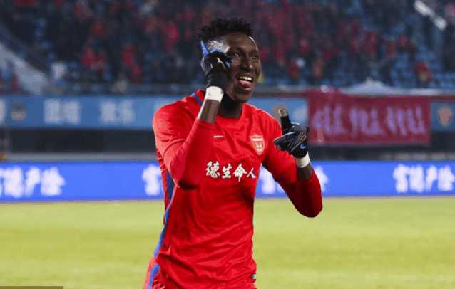  法兰克福球迷抗议俱乐部转会操作  